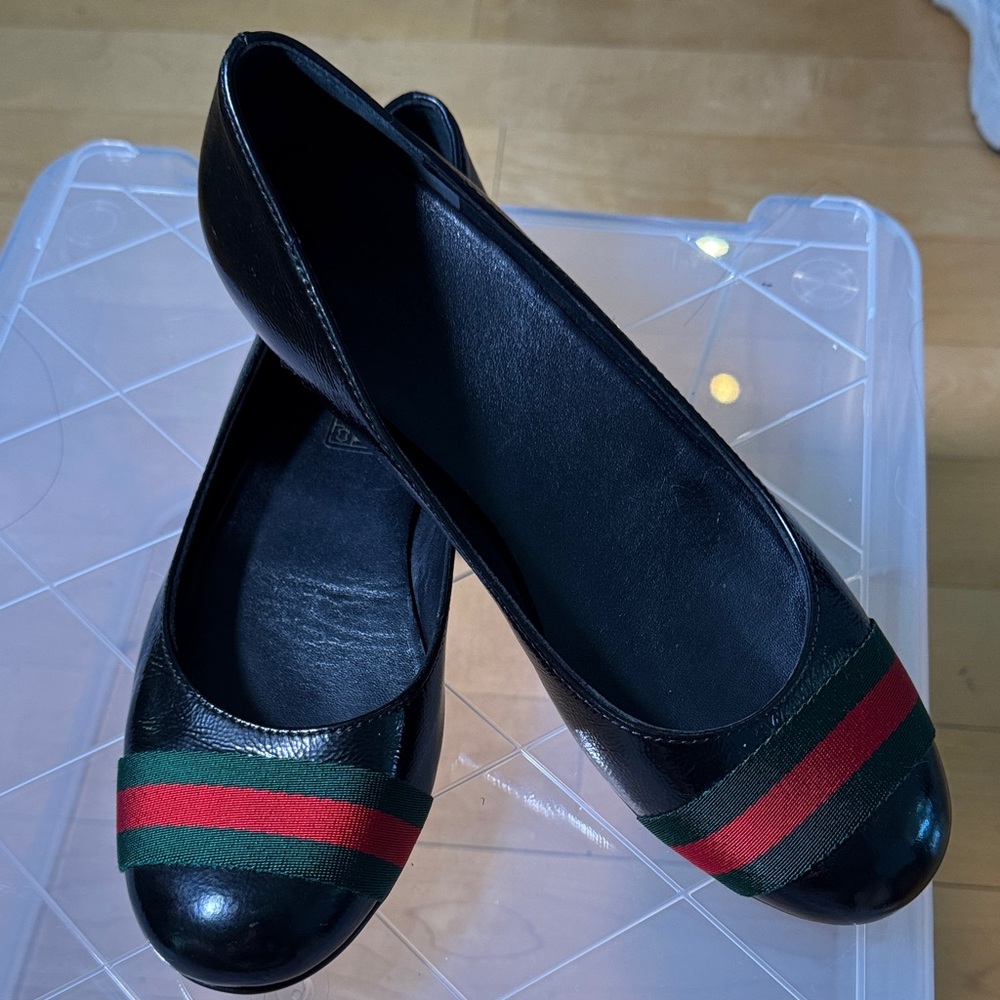 Gucci Black Patent Leather Ballerina Flats with Red and Green Accents